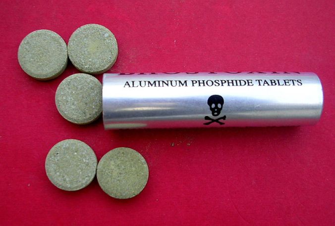 800px-aluminum_phosphide